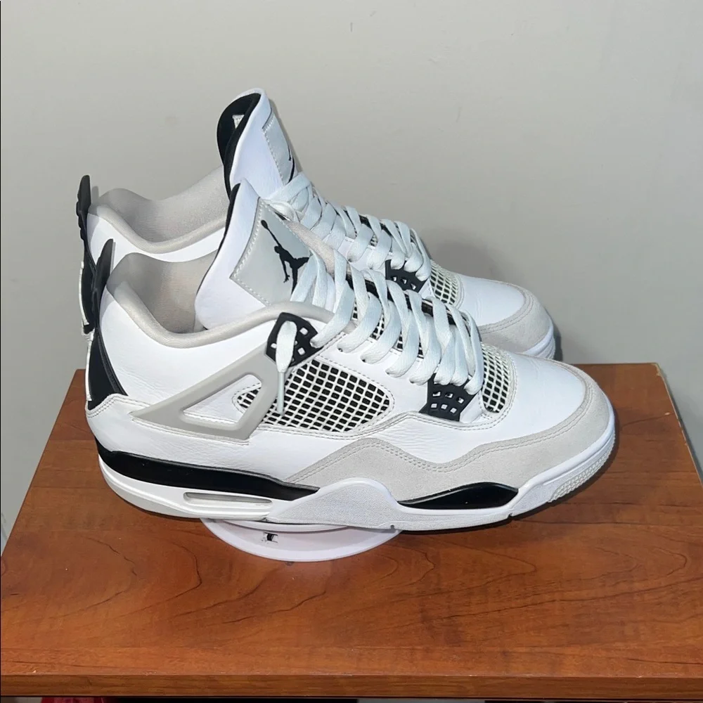 Jordan 4 “Military Black” White Black-Neutral Grey
Black and White Sneakers - Picture 7 of 8